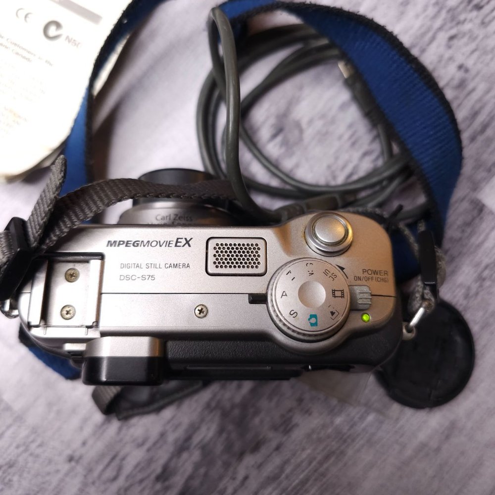 Sony Cybershot 3.3 Megapixel Digital Camera with 8MB Sony Memory Stick - Picture 11 of 14